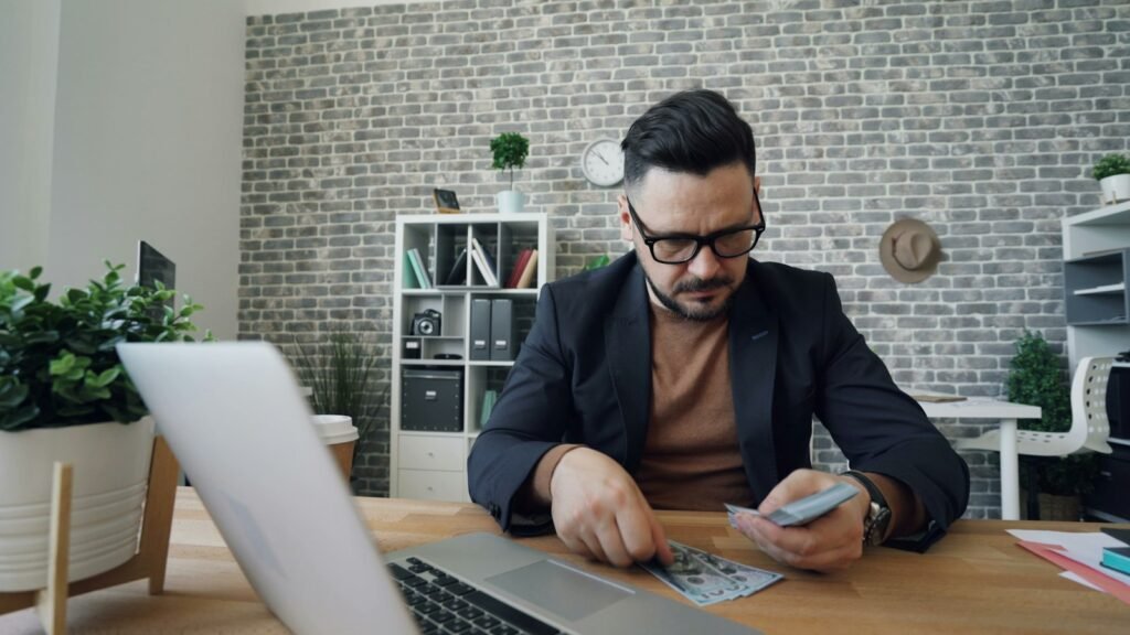 Empresario calculando el costo de un empleado