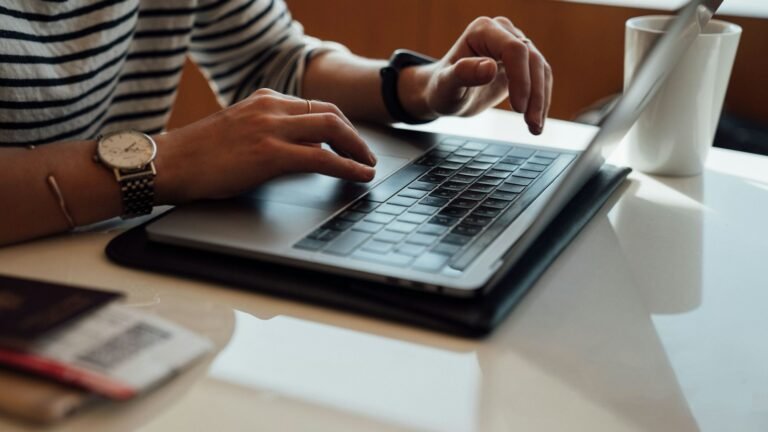 Persona pagando la planilla PILA en el computador