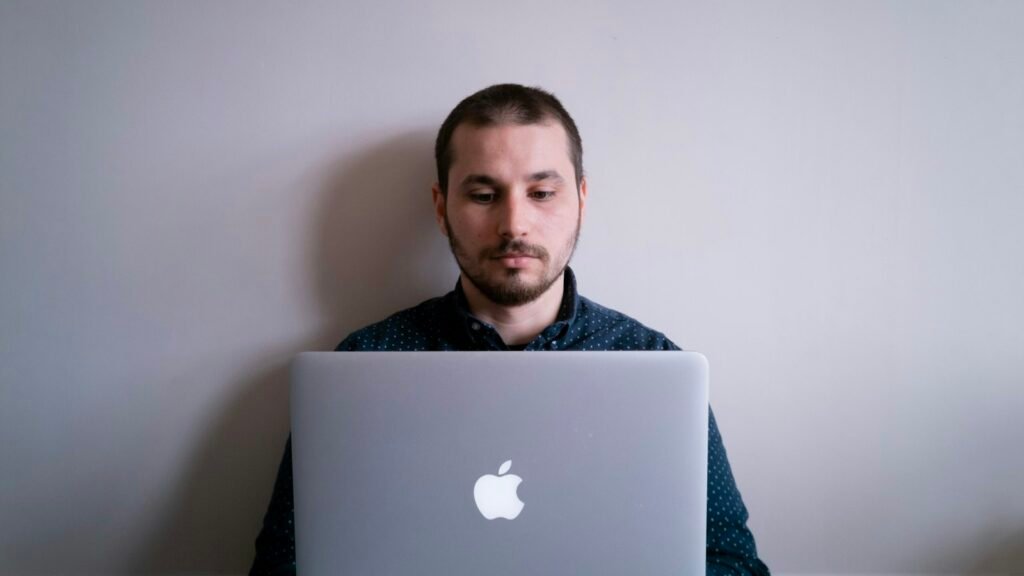 Contratista independiente trabajando en su computador portátil