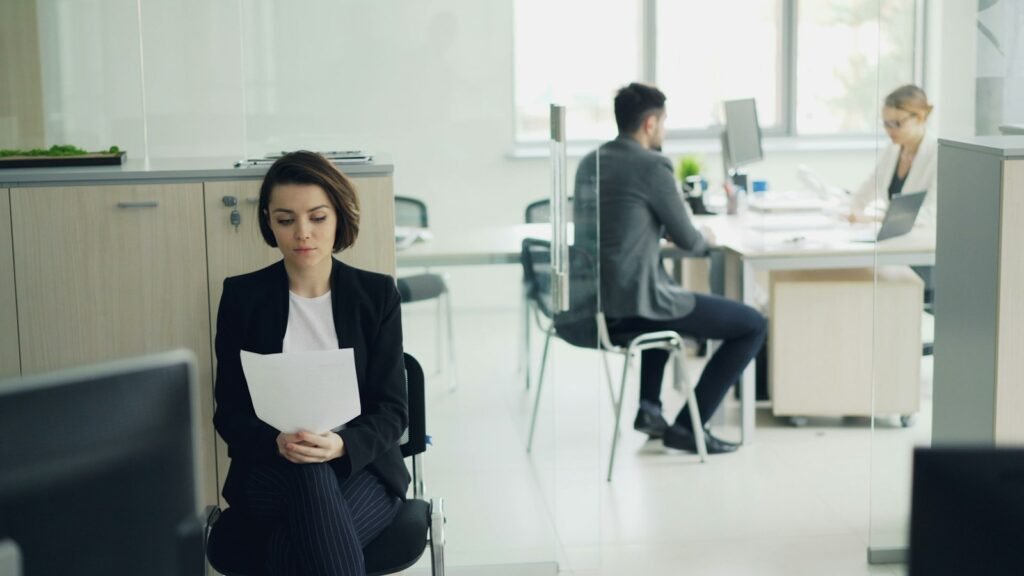 Persona en su primer trimestre de trabajo revisando documentos en la oficina