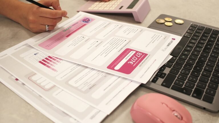 Facturas y formularios tributarios sobre un escritorio